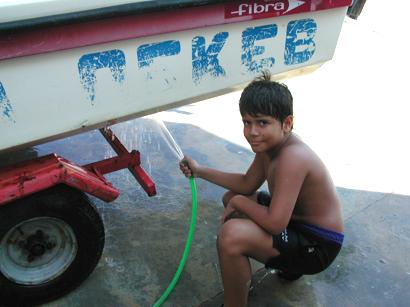 Ormos Lo, Junge wäscht ein Boot